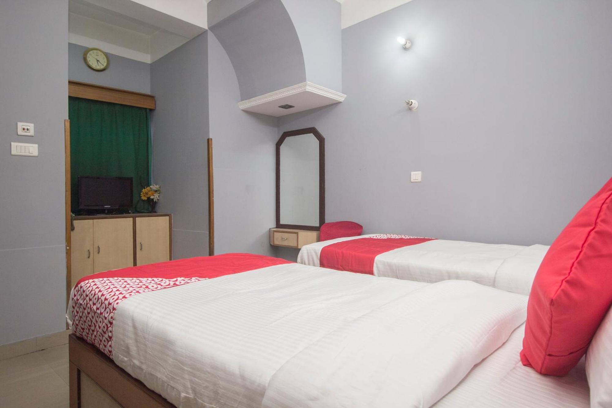 Hotel O Golden Moments Силигури Экстерьер фото