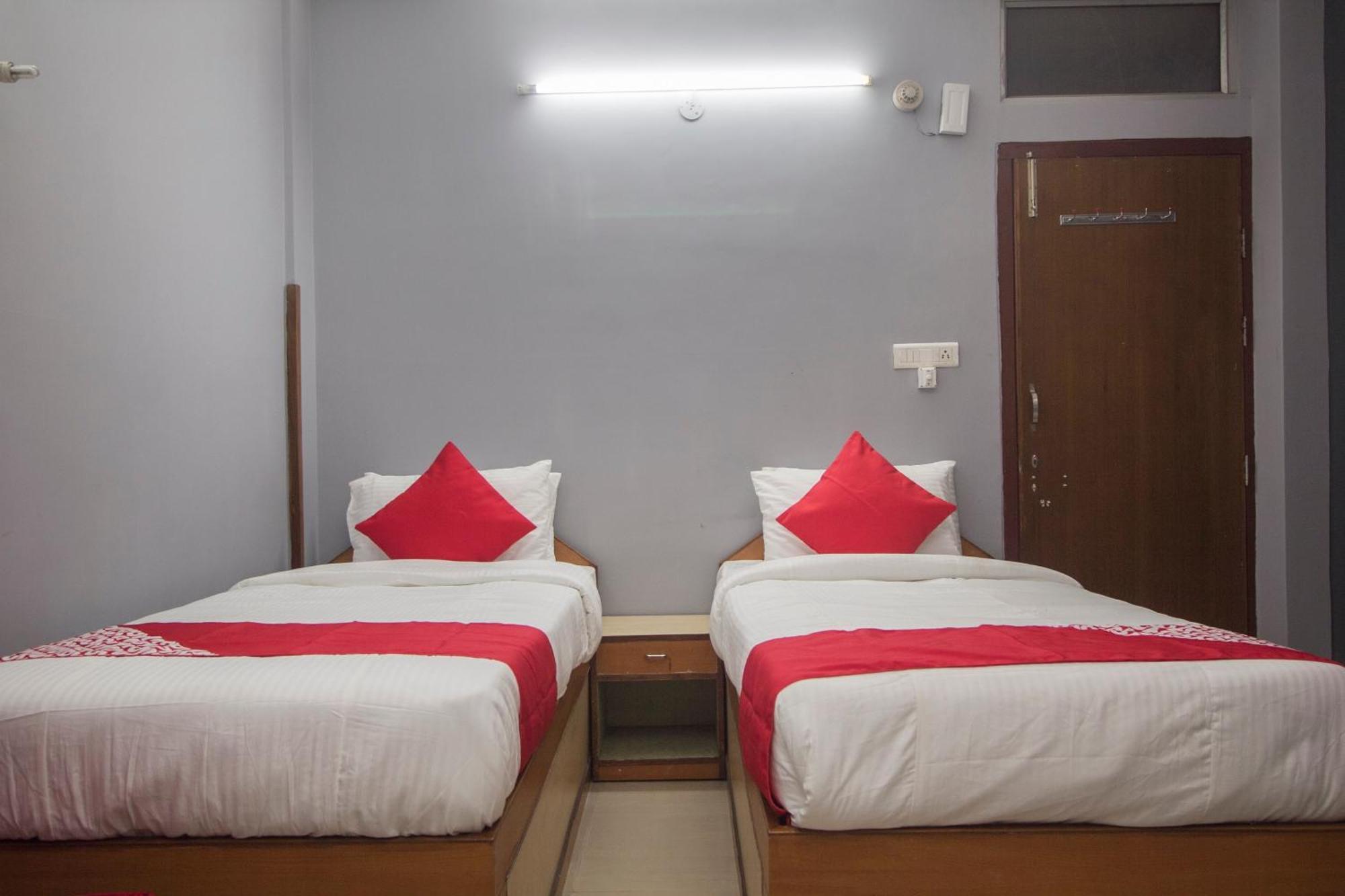 Hotel O Golden Moments Силигури Экстерьер фото
