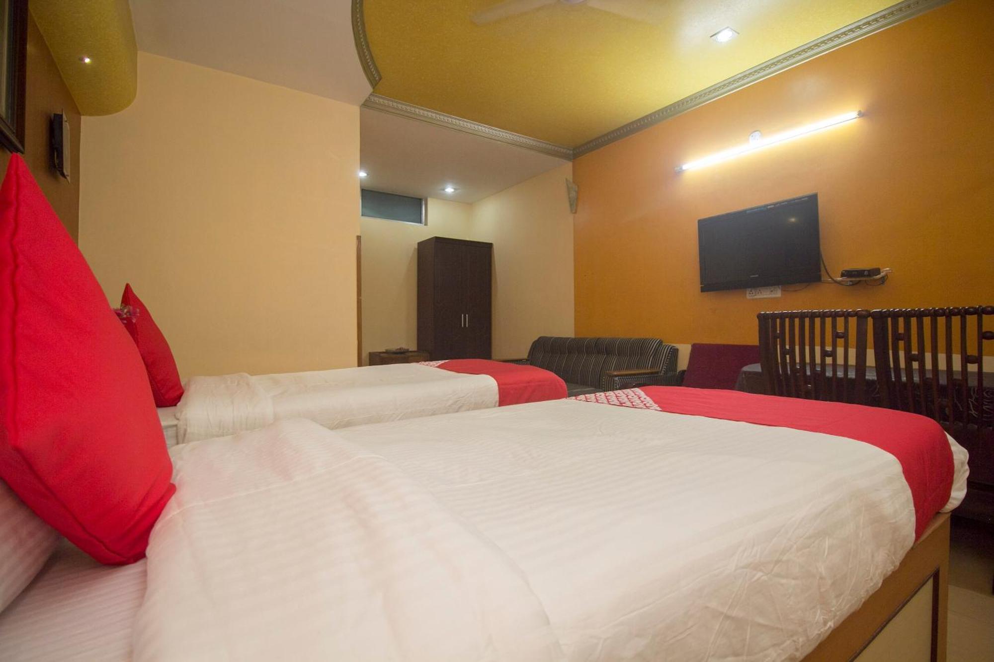 Hotel O Golden Moments Силигури Экстерьер фото